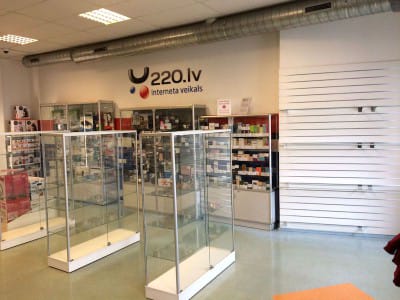 Vi installerade nya glasmontrar med hyllor och låsbara dörrar i 220.lv webbutik. Euroväggar med fästen VVN.LV installerades också 2